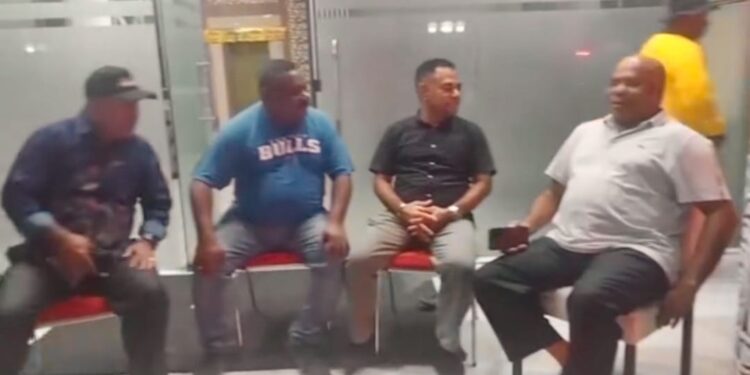 Matius Fakhiri Kunjungi Warga Serui-Yapen, Tegaskan Makna Persatuan di Pesta Rakyat Papua