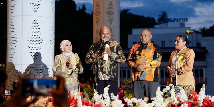 Gubernur Papua Resmikan 250 Titik Starlink dalam Pesta Rakyat Papua 2025