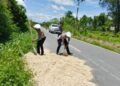 Sat Lantas Polres Keerom Tingkatkan Keselamatan Lalu Lintas dengan Timbunan Jalan Rusak