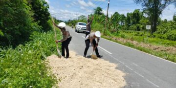 Sat Lantas Polres Keerom Tingkatkan Keselamatan Lalu Lintas dengan Timbunan Jalan Rusak