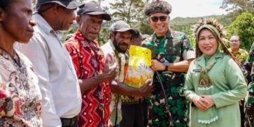 Kodam XVII/Cenderawasih Salurkan 1.000 Paket Beras SPHP untuk Warga Jayawijaya