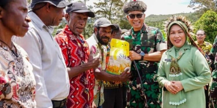 Kodam XVII/Cenderawasih Salurkan 1.000 Paket Beras SPHP untuk Warga Jayawijaya