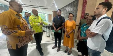 Suasana Akrab di Kantor Gubernur: Matius Fakhiri dan Aryoko Rumaropen Bertemu Masyarakat