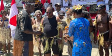 Otis Money Resmi Dikukuhkan Sebagai Kepala Suku Besar Wate di Nabire