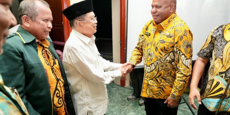 Gubernur Matius Fakhiri Bersama Jusuf Kalla Lantik Pimpinan DMI Wilayah Papua Masa Khidmat 2025-2030
