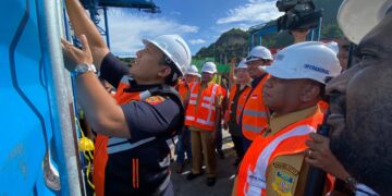 Gubernur Matius Fakhiri Melepas Ekspor Kayu: Langkah Awal Peningkatan Ekspor Produk Papua