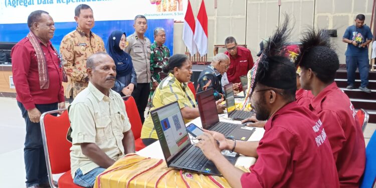 Data OAP Go Public: Sorong Pimpin Inovasi Layanan Kependudukan untuk Orang Asli Papua