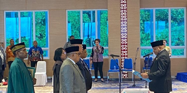 Pelantikan dan pengambilan sumpah janji jabatan penjabat sekretaris daerah dan pejabat pimpinan pratama di lingkungan pemprov papua