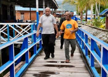 Gubernur dan wakil Gubernur Papua Sambangi 6 kampung pesisir di Kota Jayapura