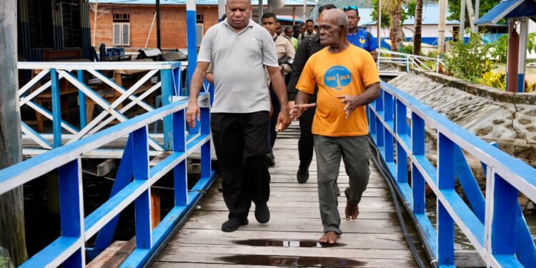 Gubernur dan wakil Gubernur Papua Sambangi 6 kampung pesisir di Kota Jayapura