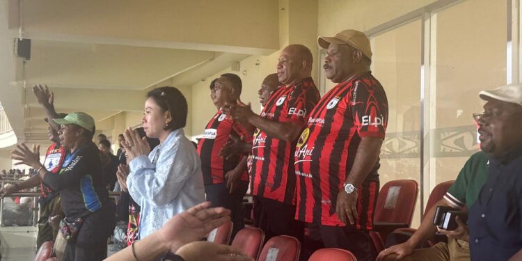 Antusiasme Gubernur Matius Fakhiri Warnai Kemenangan Persipura Jayapura 1-0 atas Persiku Kudus