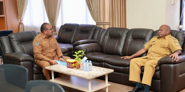 Gubernur Papua Matius Fakhiri Inspeksi Langsung Kegiatan Dinas PUPRKP