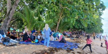 Pantai Tanjung Kaswari Dipadati Pengunjung di Akhir Tahun