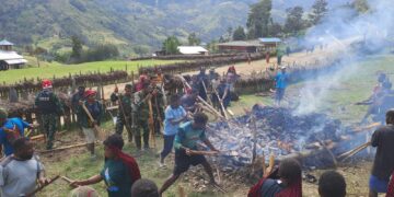 TNI dan Warga Balingga Gelar Bakar Batu dan Doa Bersama Sambut Tahun Baru 2026