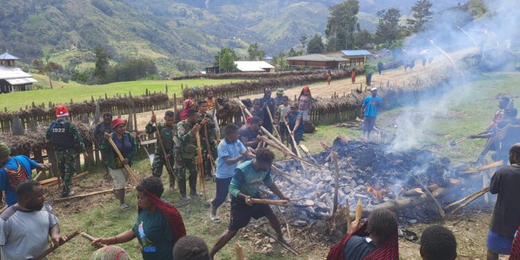TNI dan Warga Balingga Gelar Bakar Batu dan Doa Bersama Sambut Tahun Baru 2026
