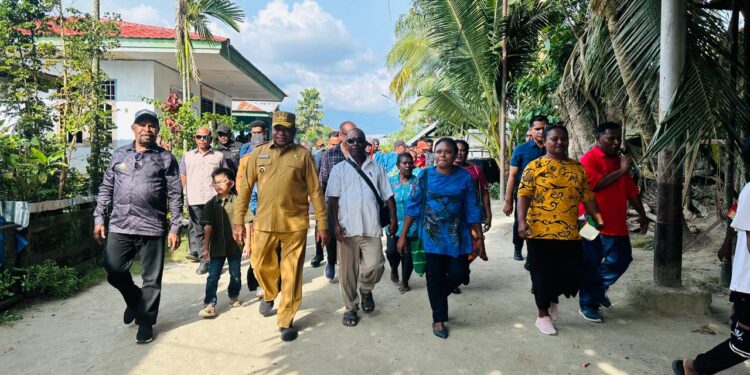 Kunjungi Masyarakat Di Kampung Atamali, Gubernur Hadirkan Program Renovasi Sebagai Kado Natal